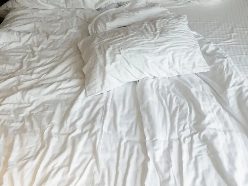 Cama con sábanas blancas
